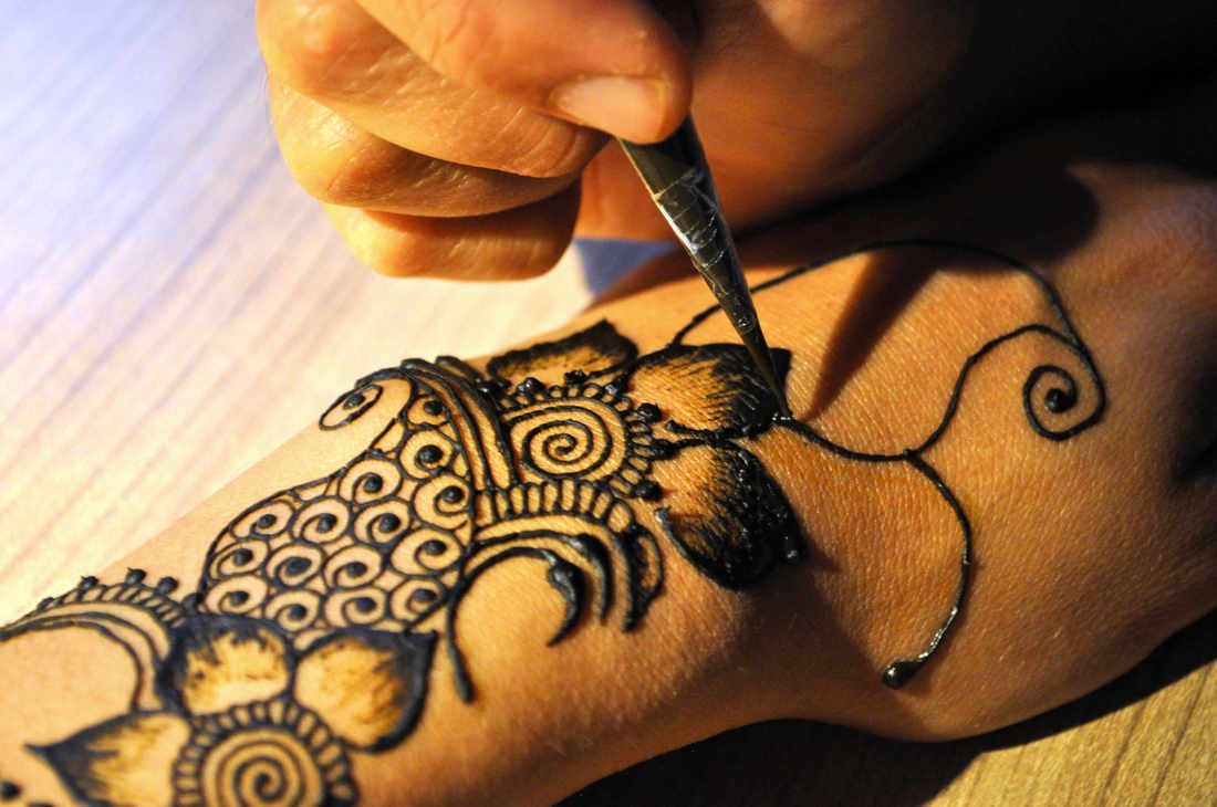 Drawing henna in action in kempten