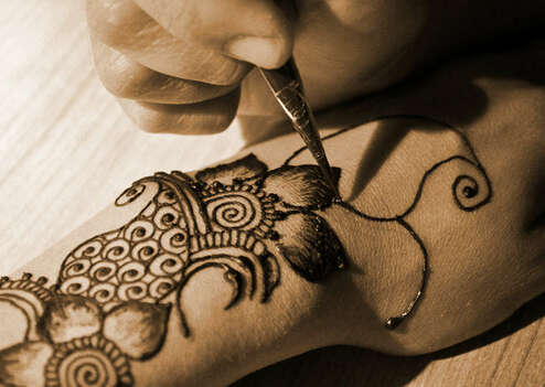 Henna Tattoo Bemalung in Aktion